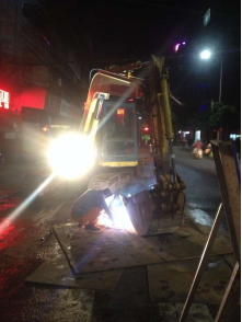 水司、交警等多方通力協(xié)作  快速處置忠孝街自來水爆管搶修