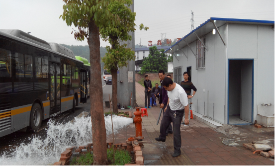 積極開展消防栓檢查   確?？h城消防安全