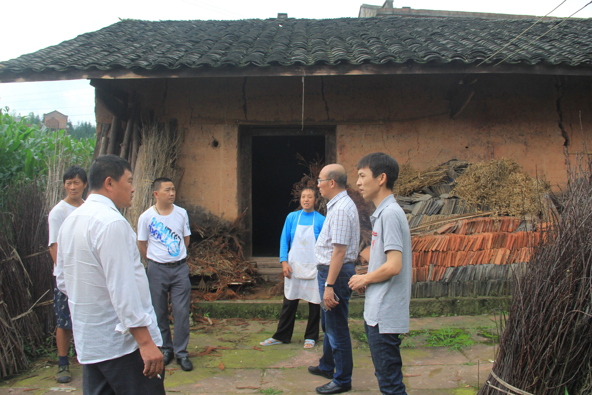 深入扶貧一線，推動“大學(xué)習(xí)、大討論、大調(diào)研”活動落地