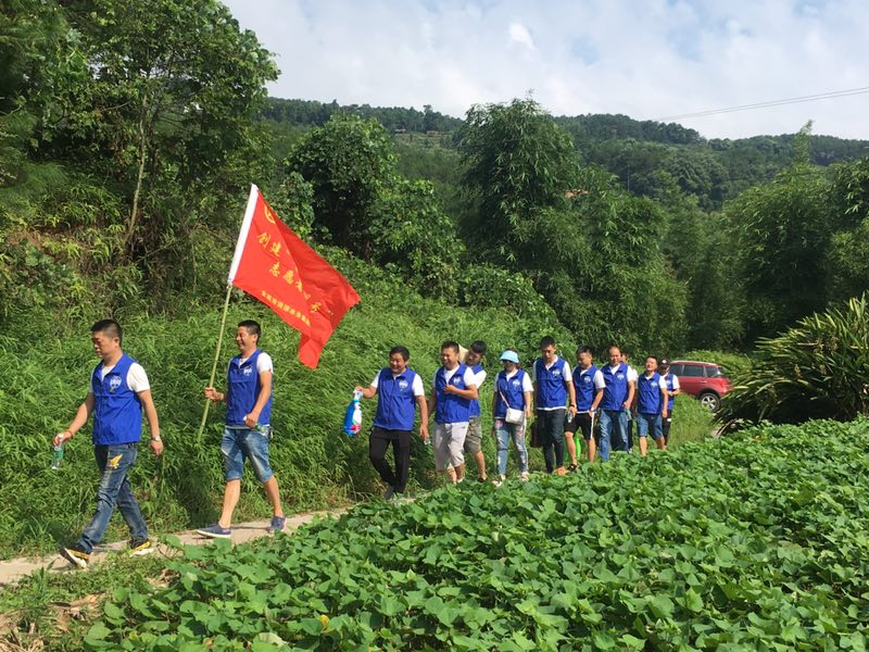 四水廠積極爭創(chuàng)省級“青年文明號”走進鄉(xiāng)村關(guān)愛貧困家庭