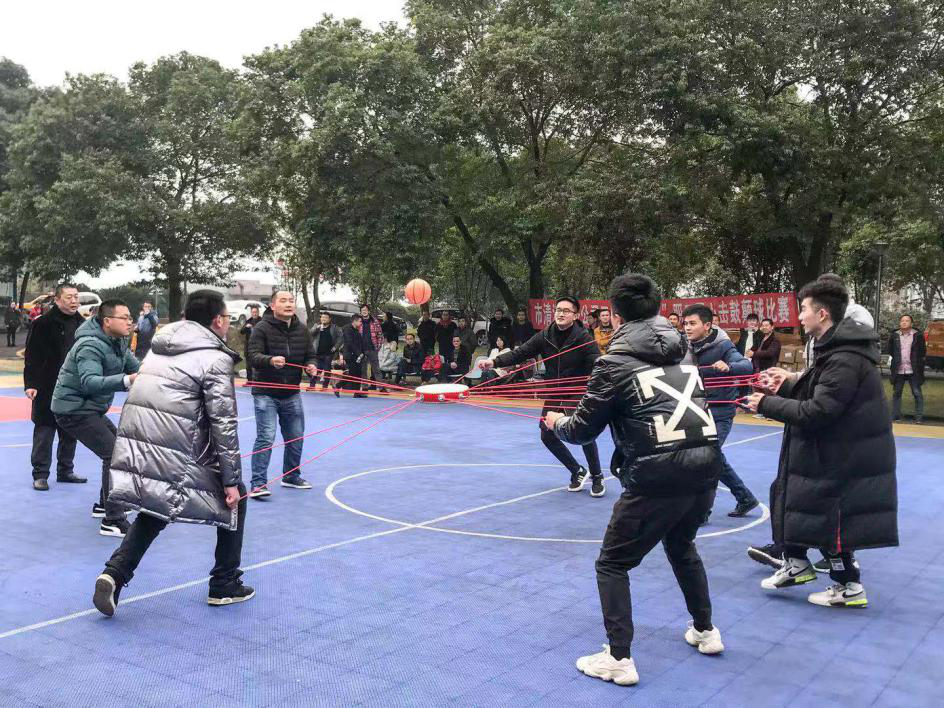 歡心鼓舞慶元旦 同心顛球促團結(jié)