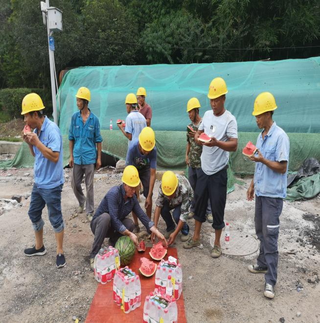 炎炎夏日送清涼 滴滴關(guān)懷暖人心