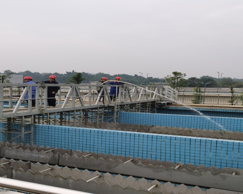 菜壩水廠組織員工進(jìn)行沉淀池、濾池清洗工作