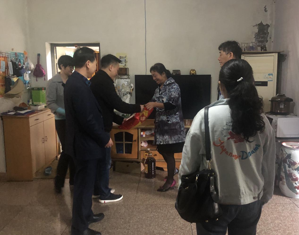 走訪慰問困難戶，真情關(guān)愛暖人心