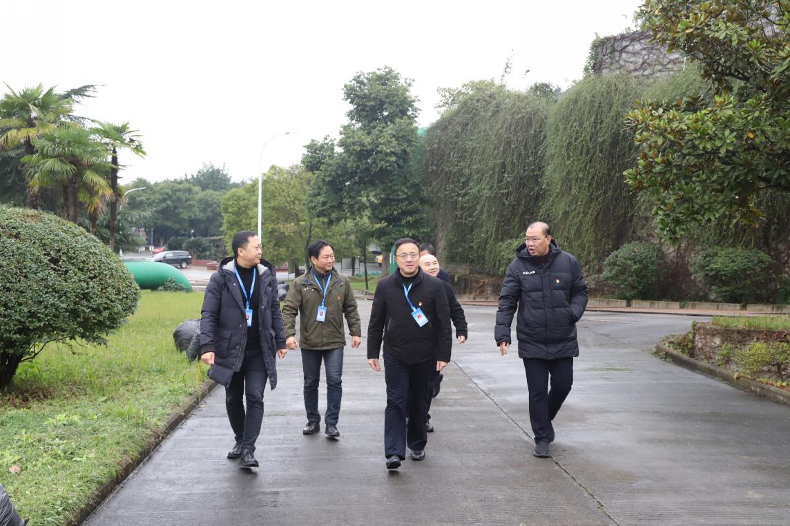 集團(tuán)公司黨委書(shū)記、董事長(zhǎng)周燕賓率隊(duì)督查水廠安全生產(chǎn)工作