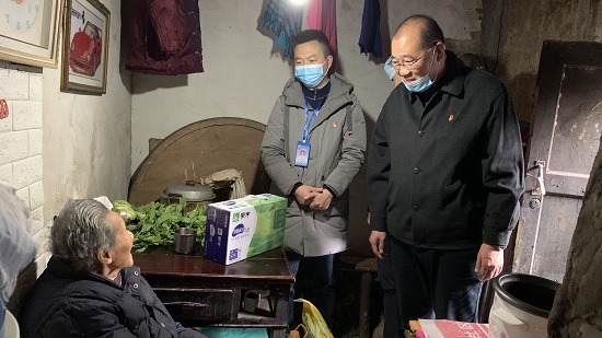 集團(tuán)公司慰問(wèn)“雙包雙?！鄙鐓^(qū)困難群眾