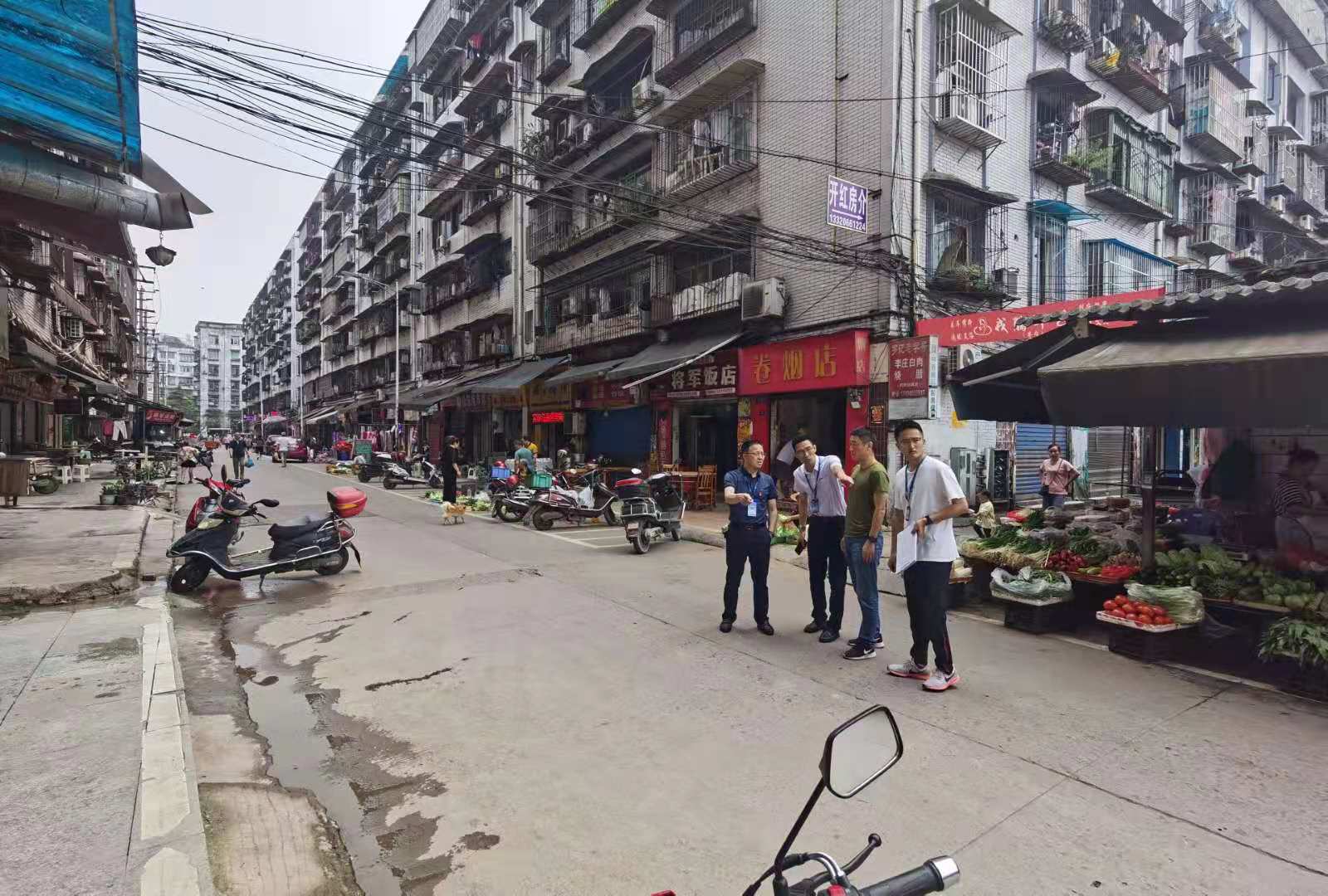 集團(tuán)公司黨委書記、董事長周燕賓調(diào)研社區(qū)管 道遷改工程