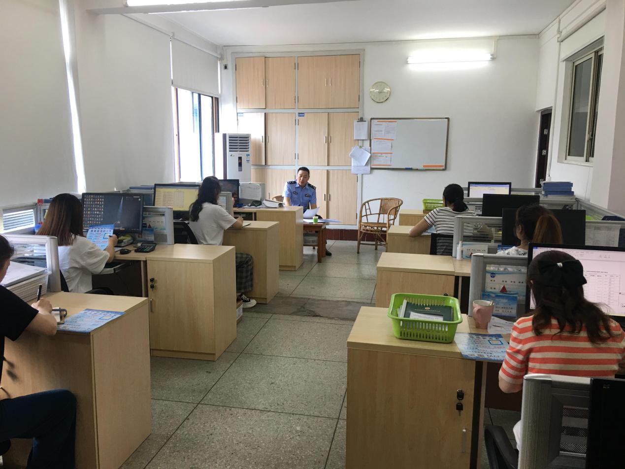 敘州區(qū)長江大道派出所民警到我司財(cái)務(wù)資產(chǎn)部開展全民反詐騙知識宣傳活動(dòng)