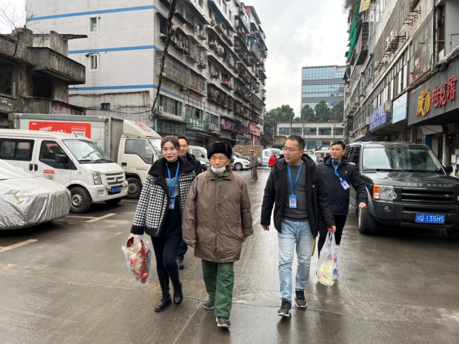 節(jié)前慰問送溫暖，情系下渡口社區(qū)困難群眾