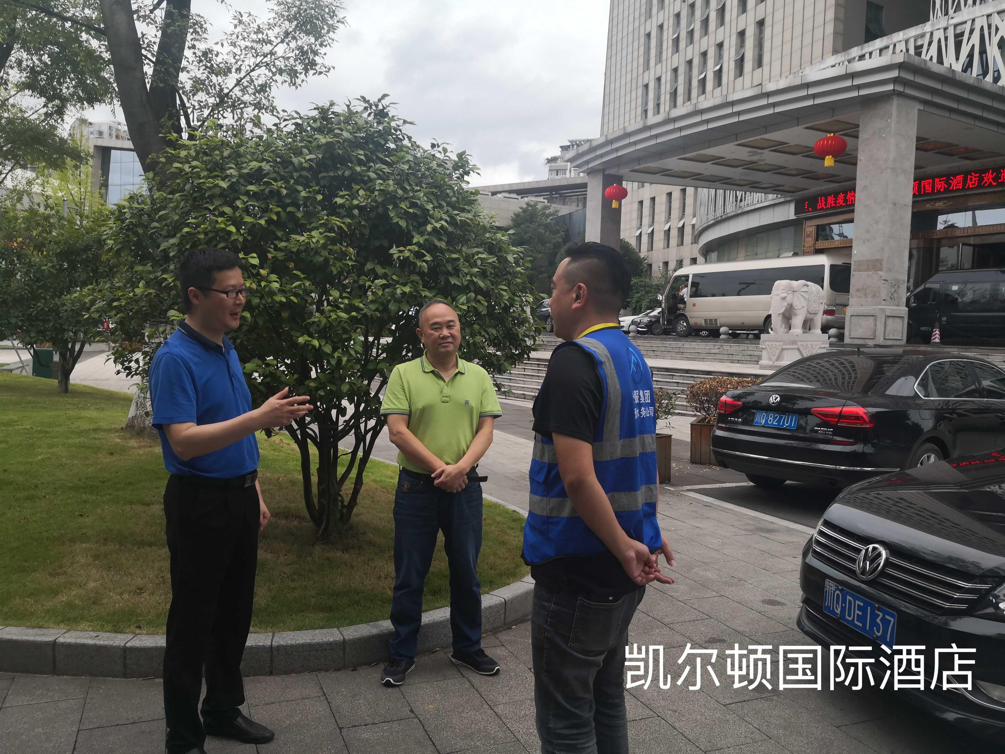 公服集團(tuán)黨委委員、監(jiān)事會(huì)主席周威看望動(dòng)力電池大會(huì)各保障點(diǎn)一線(xiàn)員工