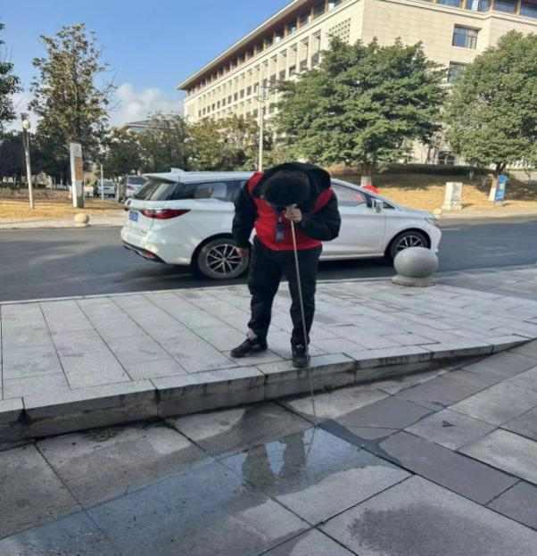 供水進(jìn)校園 服務(wù)暖人心 —投資公司支部、臨港支部聯(lián)合開展“進(jìn)校辦實(shí)事”主題黨日活動(dòng)