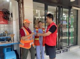 投資公司支部開展“夏日送清涼，慰問(wèn)一線環(huán)衛(wèi)工人” 主題黨日活動(dòng)